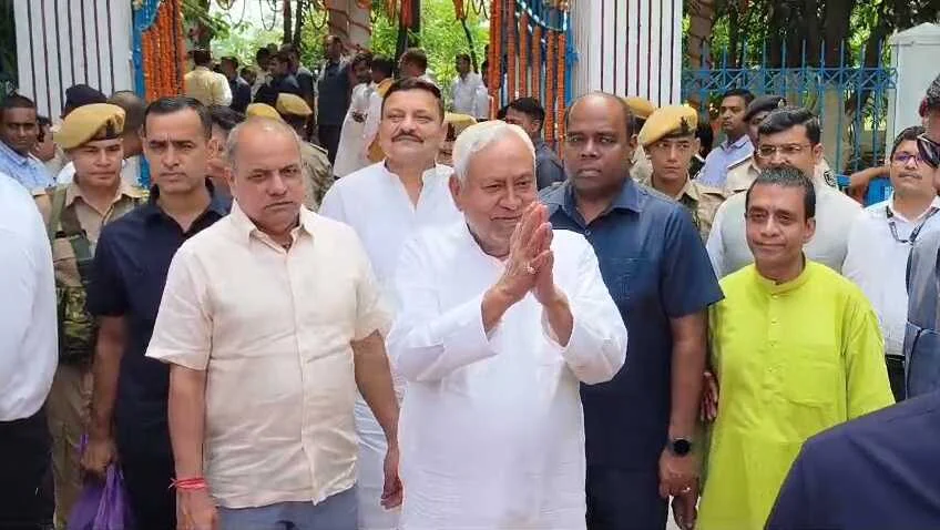 पूर्व सीएम नीतीश कुमार पहुंचे कल्याण बीघा, अपने पत्नी स्वर्गीय मंजू देवी के पुण्यतिथि के मौके पर किया श्रद्धासुमन अर्पित, स्वास्थ्य मंत्री निशांत कुमार मंत्री श्रवण कुमार सांसद कौशलेंद्र कुमार रहे मौजूद 1