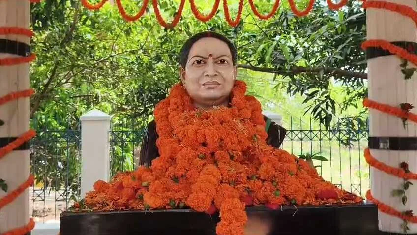 पूर्व सीएम नीतीश कुमार पहुंचे कल्याण बीघा, अपने पत्नी स्वर्गीय मंजू देवी के पुण्यतिथि के मौके पर किया श्रद्धासुमन अर्पित, स्वास्थ्य मंत्री निशांत कुमार मंत्री श्रवण कुमार सांसद कौशलेंद्र कुमार रहे मौजूद 2