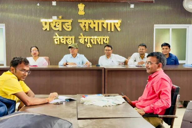 तेघड़ा में जनगणना कार्य की निगरानी और सख्त, फील्ड ऑफिसरों के साथ हुई विशेष समीक्षा बैठक प्रशासनिक मॉनिटरिंग बढ़ी, अब गांव-गांव जाकर होगी जनगणना कार्यों की जांच 3