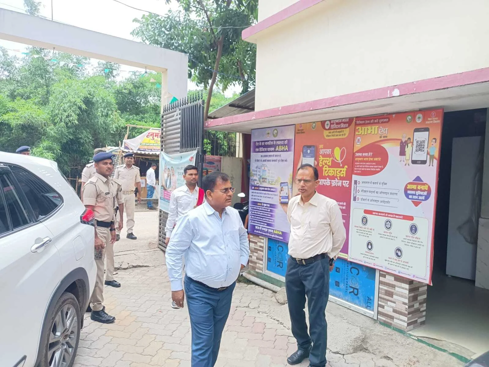 जिलाधिकारी श्रीकांत शास्त्री ने किया वीरपुर पीएचसी  का औचक निरीक्षण, ड्यूटी से गायब चार कर्मियों पर गिरेगी गाज 2