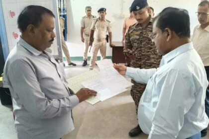 जिलाधिकारी श्रीकांत शास्त्री ने किया वीरपुर पीएचसी  का औचक निरीक्षण, ड्यूटी से गायब चार कर्मियों पर गिरेगी गाज 26