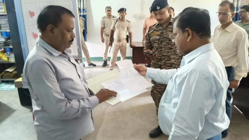 जिलाधिकारी श्रीकांत शास्त्री ने किया वीरपुर पीएचसी  का औचक निरीक्षण, ड्यूटी से गायब चार कर्मियों पर गिरेगी गाज 1