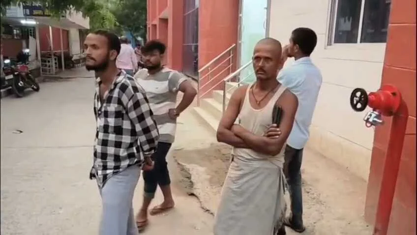 नालंदा: जलावन लेकर घर लौट रही नबालिक को रास्ते में नशेड़ियों ने किया छेड़छाड़,विरोध करने पर नशेड़ियों ने परिजन को मारा चाकू 1