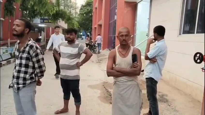 बेगूसराय में सैलून संचालक की संदिग्ध मौत, परिजनों ने लगाया अवैध संबंध में हत्या का आरोप 4
