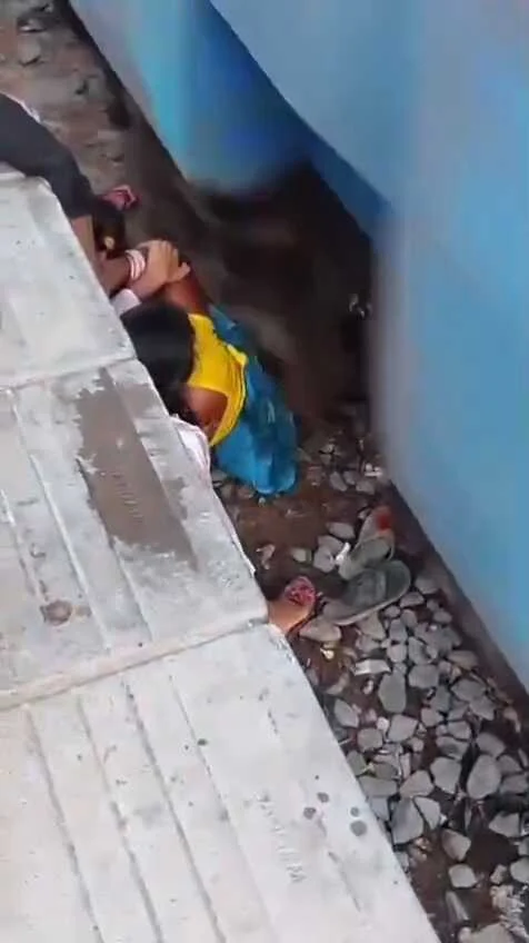 जाको राखे साइयां... पटोरी स्टेशन पर टला बड़ा हादसा: प्लेटफॉर्म पर अचानक खुली ट्रेन, पटरी और दीवार के बीच लेटकर 3 महिलाओं और बच्ची ने बचाई जान 3