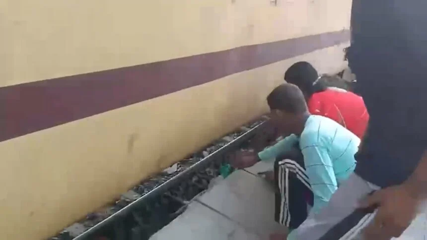 जाको राखे साइयां... पटोरी स्टेशन पर टला बड़ा हादसा: प्लेटफॉर्म पर अचानक खुली ट्रेन, पटरी और दीवार के बीच लेटकर 3 महिलाओं और बच्ची ने बचाई जान 1