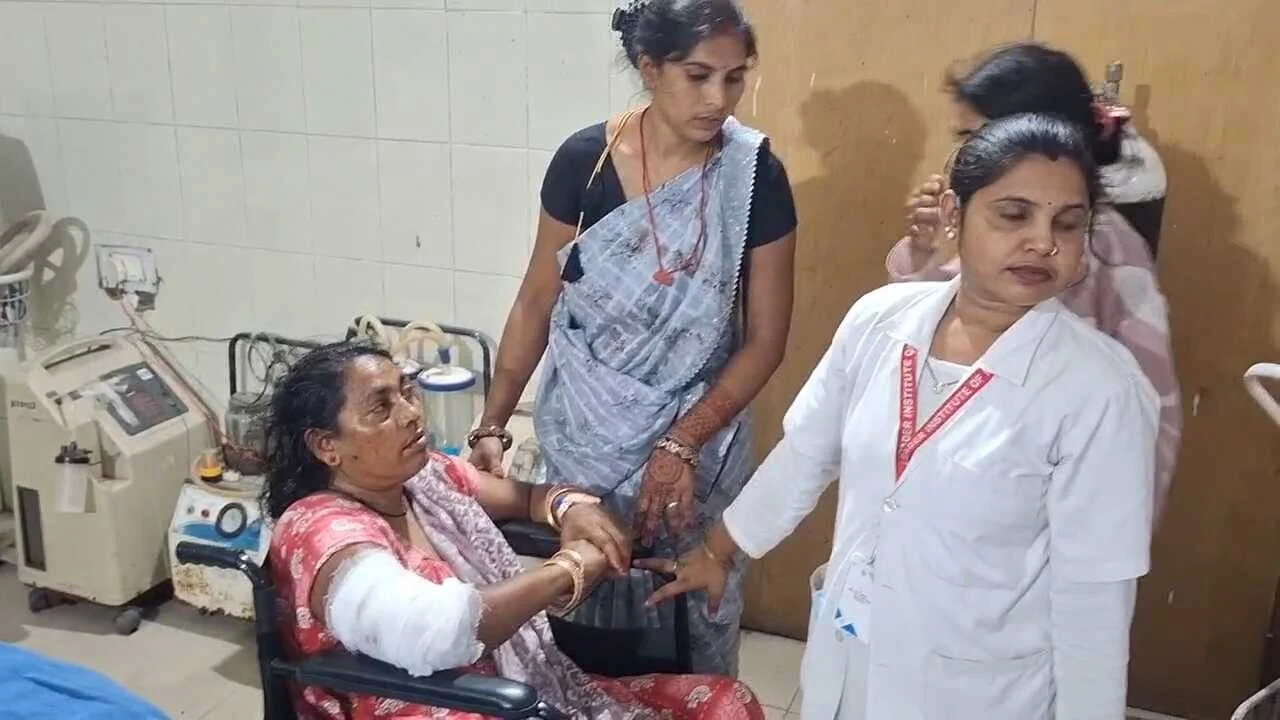 जाको राखे साइयां... पटोरी स्टेशन पर टला बड़ा हादसा: प्लेटफॉर्म पर अचानक खुली ट्रेन, पटरी और दीवार के बीच लेटकर 3 महिलाओं और बच्ची ने बचाई जान 4