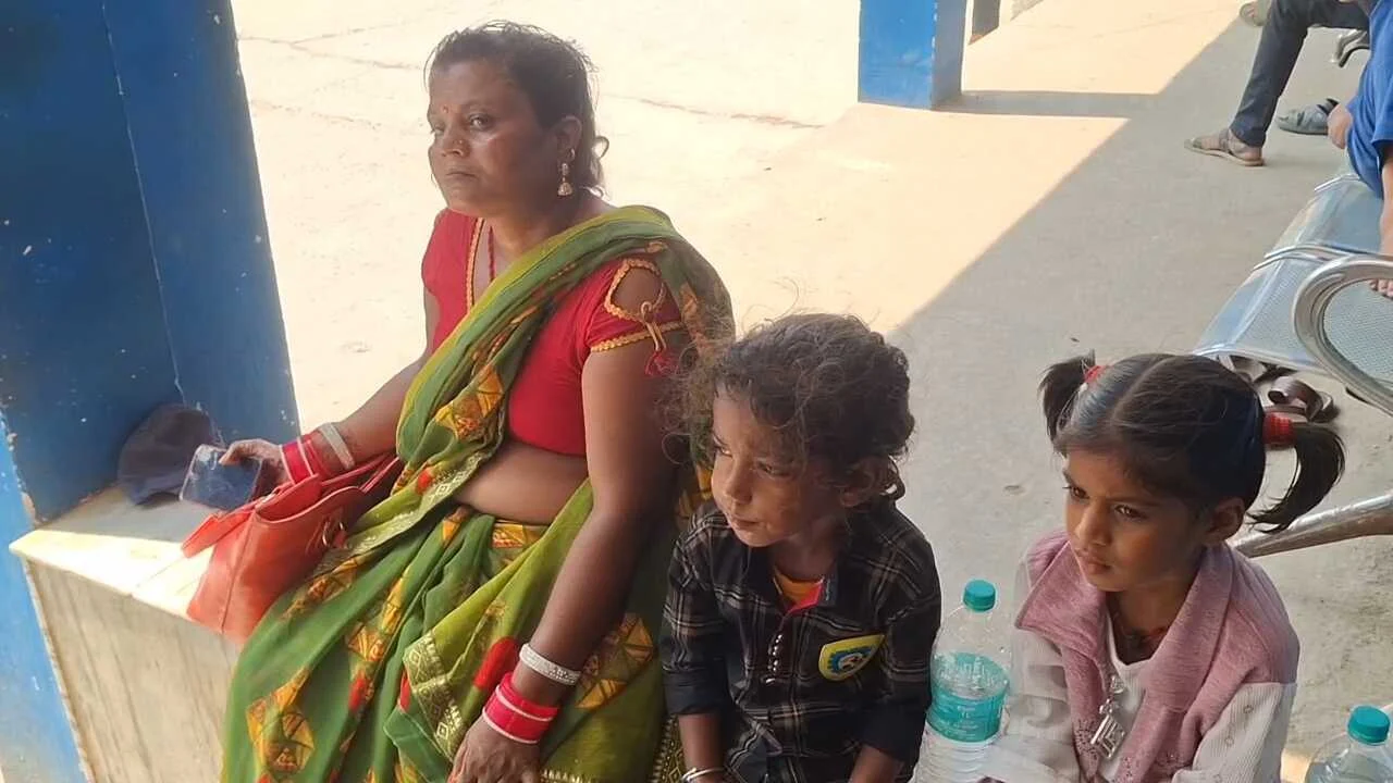 जाको राखे साइयां... पटोरी स्टेशन पर टला बड़ा हादसा: प्लेटफॉर्म पर अचानक खुली ट्रेन, पटरी और दीवार के बीच लेटकर 3 महिलाओं और बच्ची ने बचाई जान 2