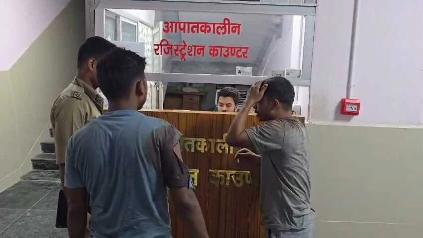 बेगूसराय में शराबबंदी की खुली पोल: नशे में धुत बाइक सवारों ने ई-रिक्शा में मारी टक्कर, 5 फीट गहरे गड्ढे में गिरे; अस्पताल में किया हाई-वोल्टेज ड्रामा 3