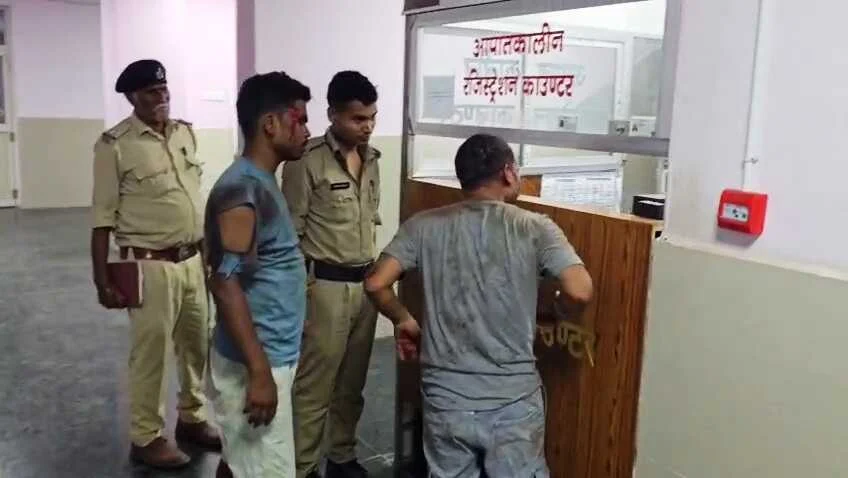 बेगूसराय में शराबबंदी की खुली पोल: नशे में धुत बाइक सवारों ने ई-रिक्शा में मारी टक्कर, 5 फीट गहरे गड्ढे में गिरे; अस्पताल में किया हाई-वोल्टेज ड्रामा 7