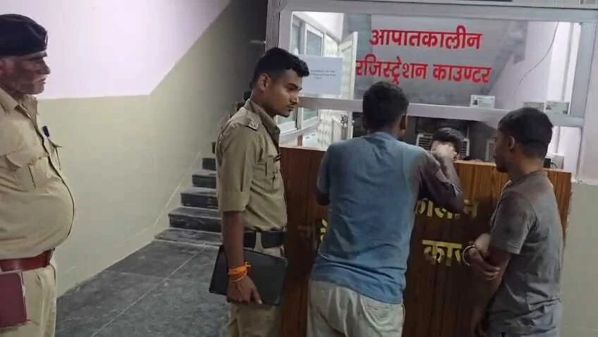 बेगूसराय में शराबबंदी की खुली पोल: नशे में धुत बाइक सवारों ने ई-रिक्शा में मारी टक्कर, 5 फीट गहरे गड्ढे में गिरे; अस्पताल में किया हाई-वोल्टेज ड्रामा 2