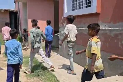 विद्यापतिनगर में शिक्षा का बुरा हाल: धरनीधर मध्य विद्यालय सिमरी में भारी अनियमितता, बुनियादी सुविधाओं के लिए तरस रहे बच्चे, मीडिया के सामने खुली पोल 2