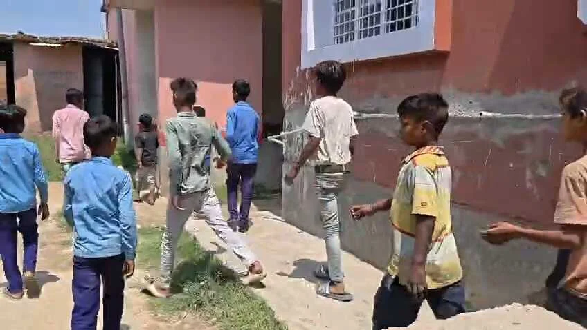विद्यापतिनगर में शिक्षा का बुरा हाल: धरनीधर मध्य विद्यालय सिमरी में भारी अनियमितता, बुनियादी सुविधाओं के लिए तरस रहे बच्चे, मीडिया के सामने खुली पोल 5