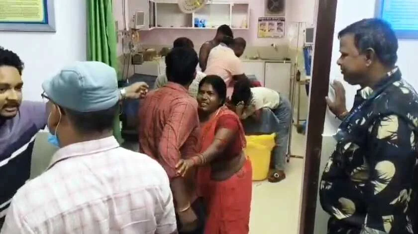 बेगूसराय सदर अस्पताल में भारी हंगामा: सांप काटने से मरीज की मौत के बाद परिजनों का बवाल, डॉक्टरों से मारपीट की कोशिश 2