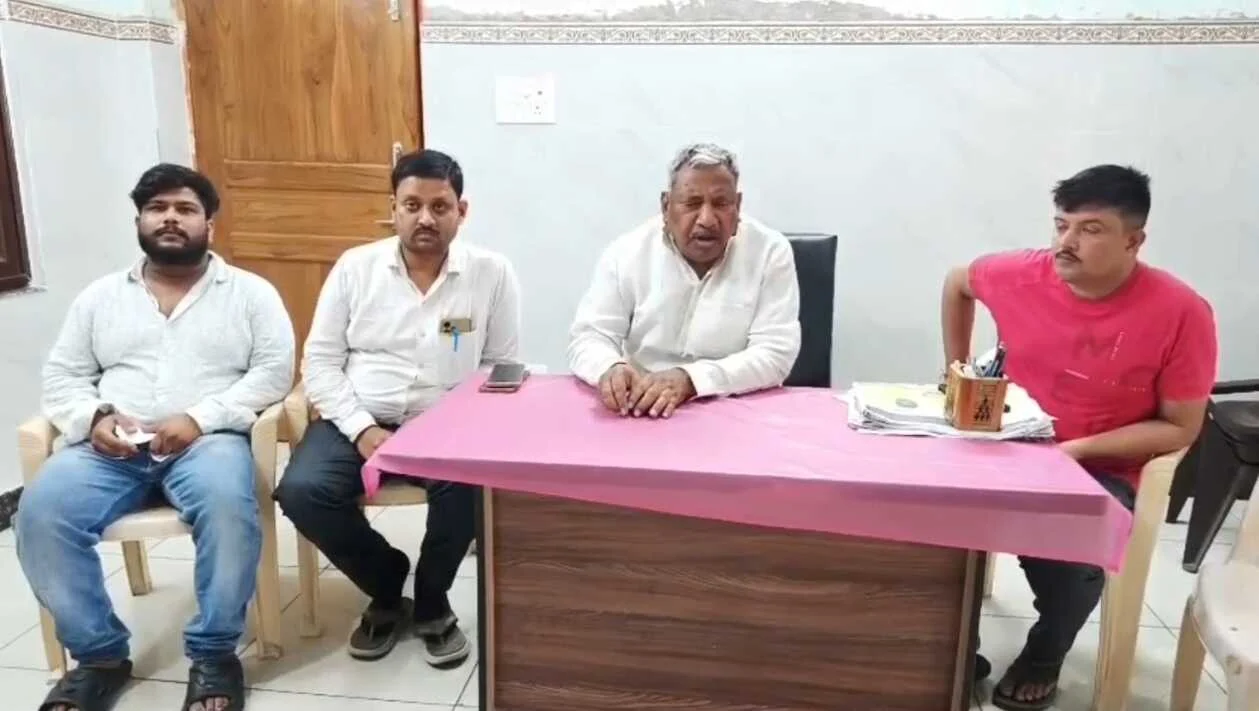 नालंदा: पोस्टर पॉलिटिक्स पर जेडीयू में हलचल, जेडीयू सांसद कौशलेंद्र बोले नीतीश की तस्वीर गायब होना चिंता की बात, प्रोटोकॉल के तहत पोस्टर से तस्वीरें हुए कम 4