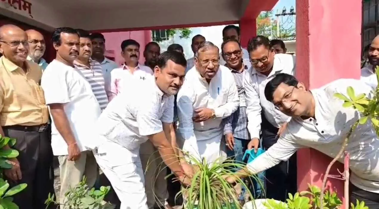 नालंदा: पोस्टर पॉलिटिक्स पर जेडीयू में हलचल, जेडीयू सांसद कौशलेंद्र बोले नीतीश की तस्वीर गायब होना चिंता की बात, प्रोटोकॉल के तहत पोस्टर से तस्वीरें हुए कम 2