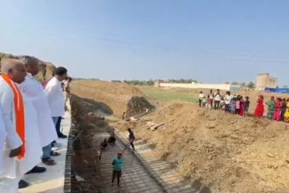 नालंदा: 42 करोड़ की लागत से बन रहा कोसुक रिवर फ्रंट, नीतीश कुमार के ड्रीम प्रोजेक्ट ‘कोसुक रिवर फ्रंट’ का मंत्री और सांसद ने लिया जायजा 6