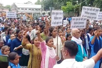 समस्तीपुर: सिंघिया में डिग्री कॉलेज की माँग को लेकर फूटा आक्रोश, छात्रों ने प्रखंड मुख्यालय पर किया जोरदार प्रदर्शन 10