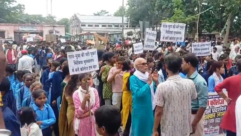 समस्तीपुर: सिंघिया में डिग्री कॉलेज की माँग को लेकर फूटा आक्रोश, छात्रों ने प्रखंड मुख्यालय पर किया जोरदार प्रदर्शन 3