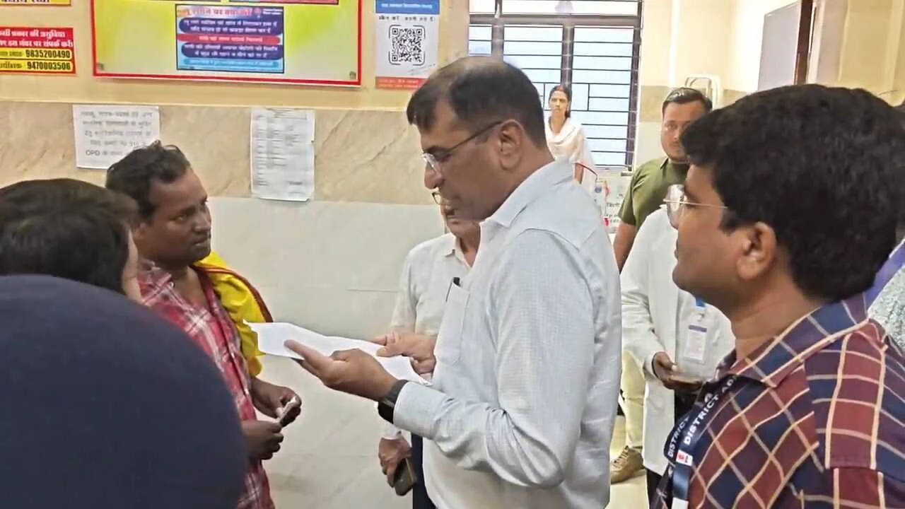 बिहारशरीफ मॉडल अस्पताल का स्वास्थ्य सचिव कुमार रवि ने किया औचक निरीक्षण, स्वास्थ्य सचिव ने अस्पताल की व्यवस्थाओं का लिया जायजा, मरीजों से की बातचीत। कमियां दूर करने के निर्देश 2