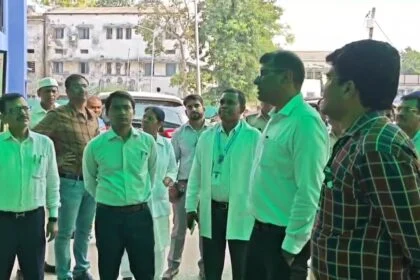 बिहारशरीफ मॉडल अस्पताल का स्वास्थ्य सचिव कुमार रवि ने किया औचक निरीक्षण, स्वास्थ्य सचिव ने अस्पताल की व्यवस्थाओं का लिया जायजा, मरीजों से की बातचीत। कमियां दूर करने के निर्देश 4