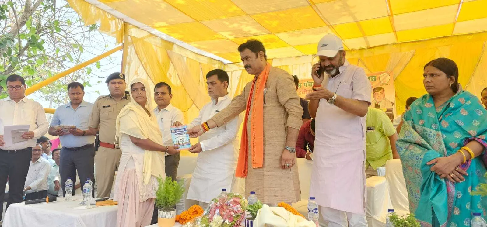बेगूसराय में प्रशासनिक महा-अभियान: 18 प्रखंडों की 24 पंचायतों में लगा 'सहयोग शिविर', प्रभारी मंत्री और डीएम ने सुनीं जन-शिकायतें 4