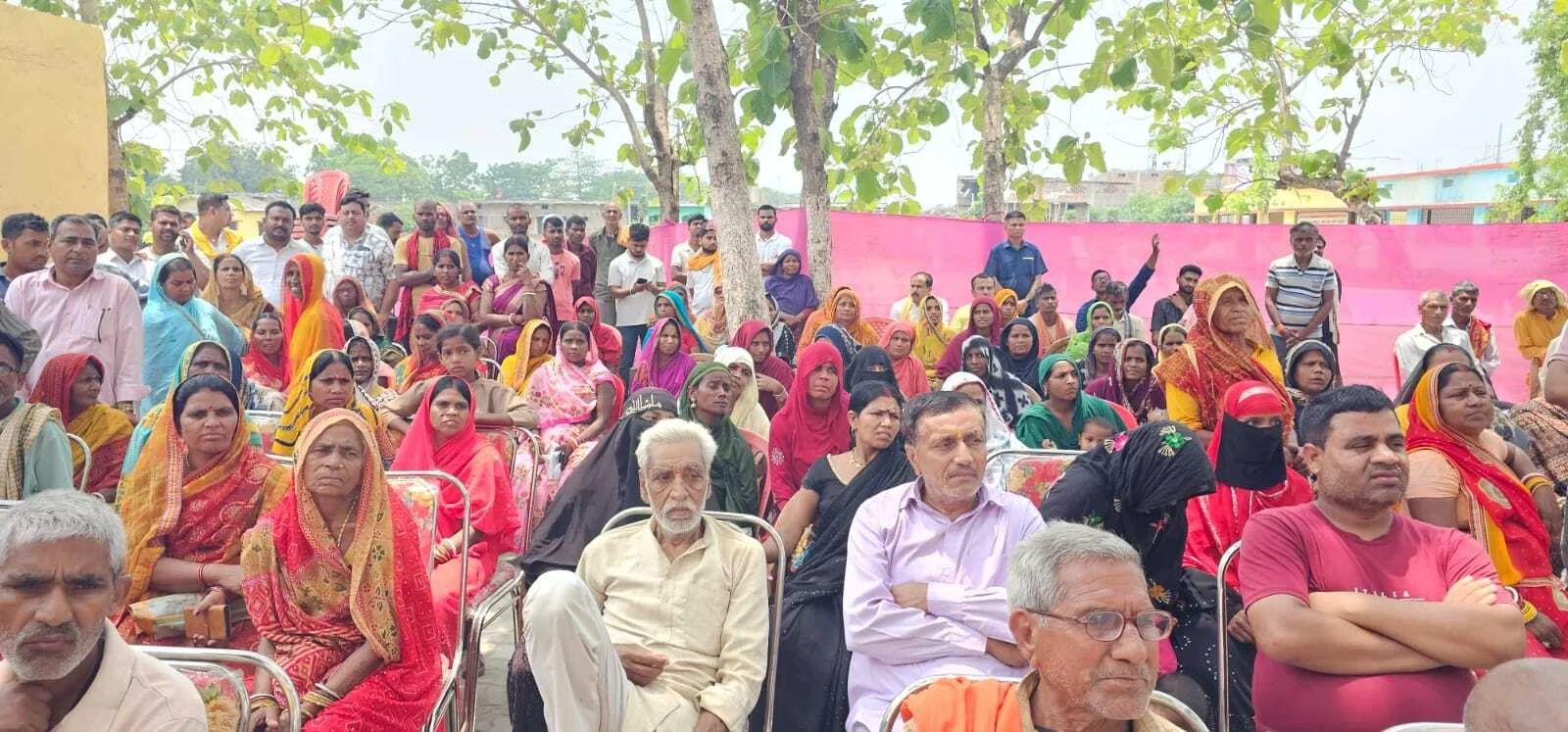 बेगूसराय में प्रशासनिक महा-अभियान: 18 प्रखंडों की 24 पंचायतों में लगा 'सहयोग शिविर', प्रभारी मंत्री और डीएम ने सुनीं जन-शिकायतें 5