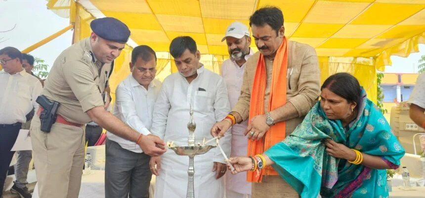 बेगूसराय में प्रशासनिक महा-अभियान: 18 प्रखंडों की 24 पंचायतों में लगा 'सहयोग शिविर', प्रभारी मंत्री और डीएम ने सुनीं जन-शिकायतें 1