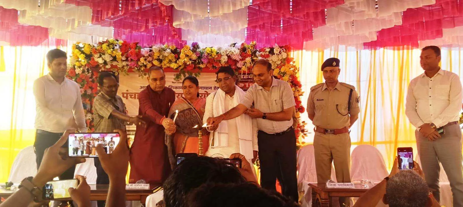 पूसा में 'सहयोग शिविर' का आयोजन: विधायक महेश्वर हजारी और अश्वमेघ देवी ने किया उद्घाटन, 560 में से 446 आवेदनों का मौके पर निपटारा 15