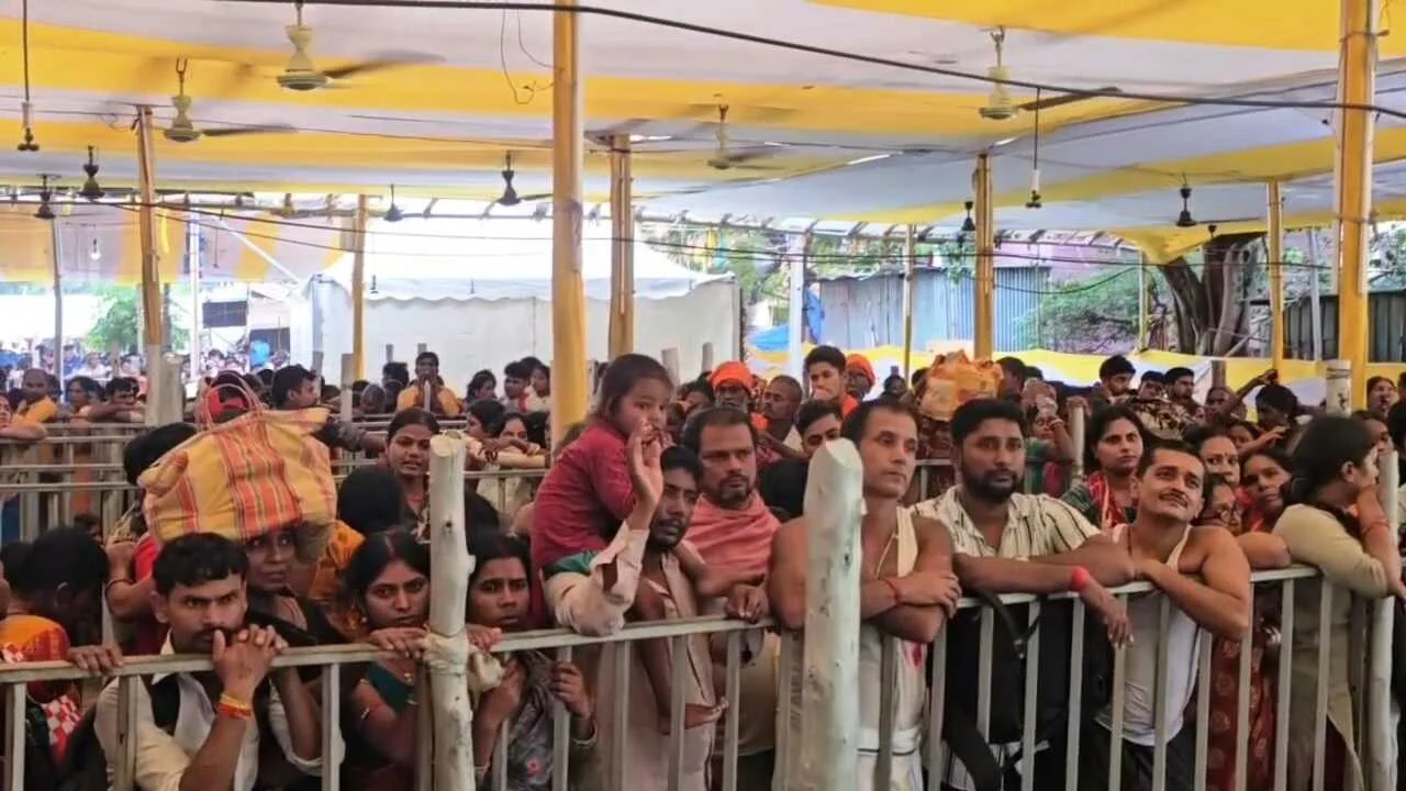 राजगीर मलमास मेला: दूसरे शाही स्नान पर उमड़ा जनसैलाब, उदासीन अखाड़े के साधु-संतों ने सबसे पहले लगाई आस्था की डुबकी 2