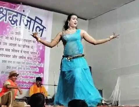 बेगूसराय में अनोखी श्रद्धांजलि: महिला के श्राद्धकर्म में कराया गया लौंडा डांस, सोशल मीडिया पर छिड़ी तीखी बहस 2