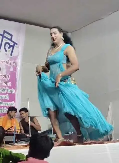 बेगूसराय में अनोखी श्रद्धांजलि: महिला के श्राद्धकर्म में कराया गया लौंडा डांस, सोशल मीडिया पर छिड़ी तीखी बहस 4