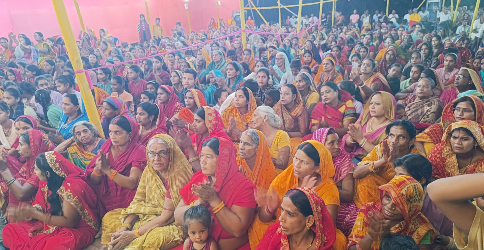 श्रीमद्भागवत कथा में उमड़ रही श्रद्धालुओं की भीड़ 2