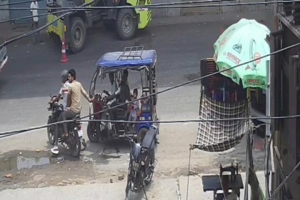 बेगूसराय में दिनदहाड़े ऑटो से उतरते ही महिला के गले से झपटी सोने की चेन, CCTV में कैद हुई वारदात 51