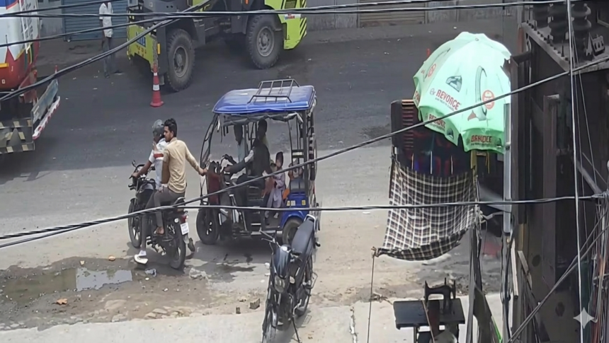 बेगूसराय में दिनदहाड़े ऑटो से उतरते ही महिला के गले से झपटी सोने की चेन, CCTV में कैद हुई वारदात 1