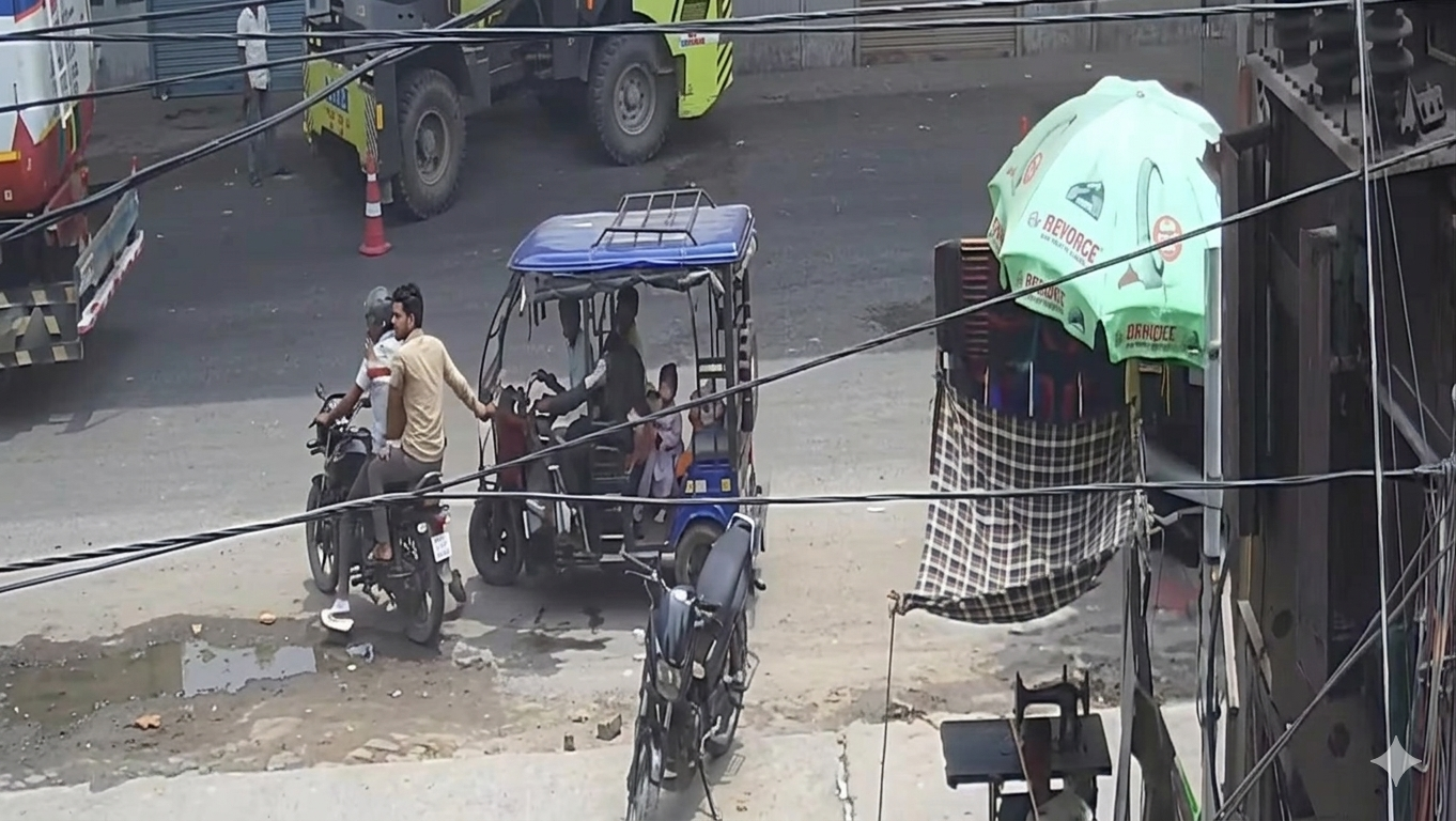 बेगूसराय में दिनदहाड़े ऑटो से उतरते ही महिला के गले से झपटी सोने की चेन, CCTV में कैद हुई वारदात 5
