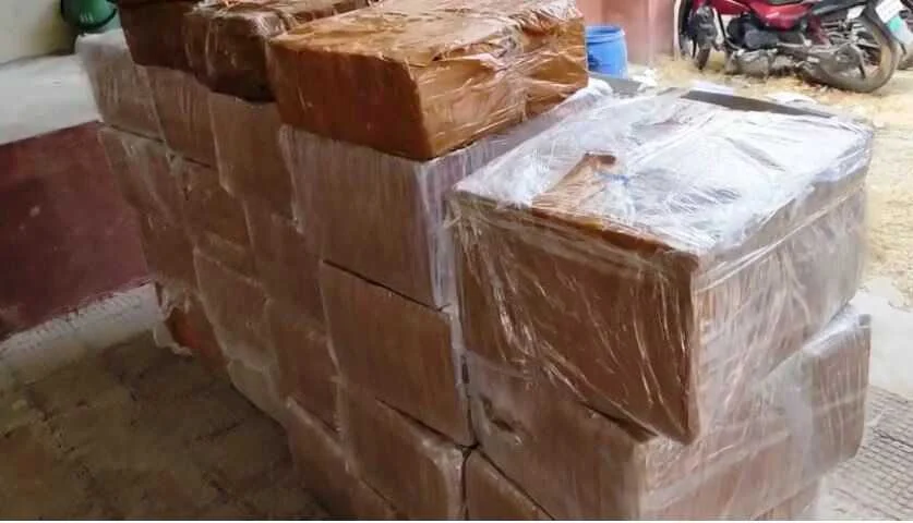 भगवानपुर पुलिस ने भारी मात्रा में विदेशी शराब के साथ दो तस्करों को दबोचा, वाहन व मोबाइल जब्त 2