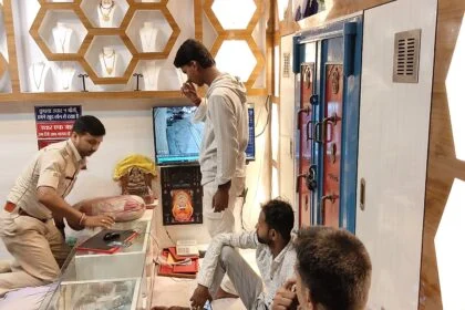 भगवानपुर: राज लक्ष्मी ज्वेलर्स के मालिक से लूट की कोशिश, शोर मचाने पर झोला छोड़ फरार हुए बदमाश 55