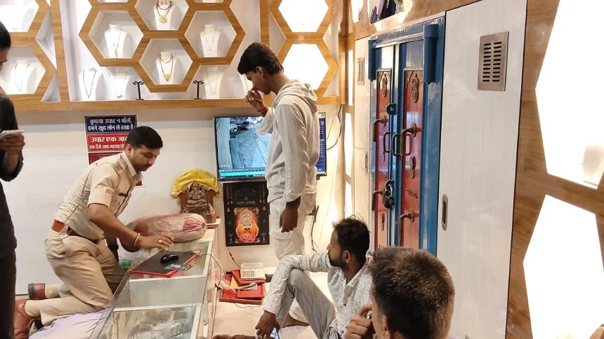 भगवानपुर: राज लक्ष्मी ज्वेलर्स के मालिक से लूट की कोशिश, शोर मचाने पर झोला छोड़ फरार हुए बदमाश 1