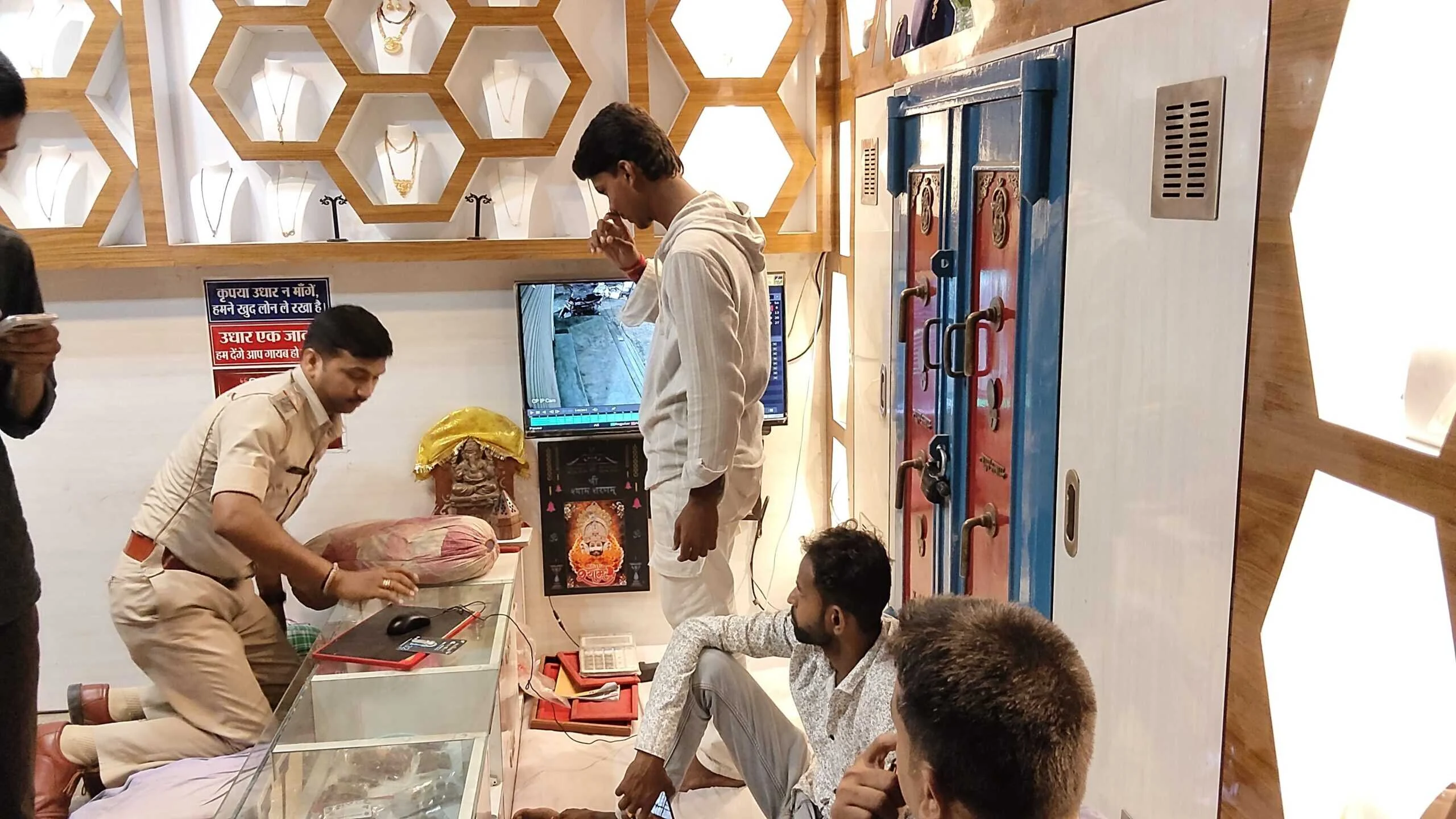 भगवानपुर: राज लक्ष्मी ज्वेलर्स के मालिक से लूट की कोशिश, शोर मचाने पर झोला छोड़ फरार हुए बदमाश 4