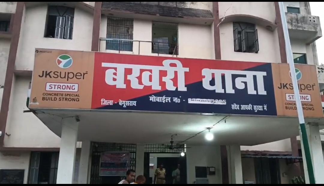 बेगूसराय में डिवाइस वाला चप्पल से परीक्षा में नकल करवाने का था प्लान, भारी मात्रा में इलेटोनिक डिवाइस के साथ दो सेटर हुआ गिरफ्तार 2