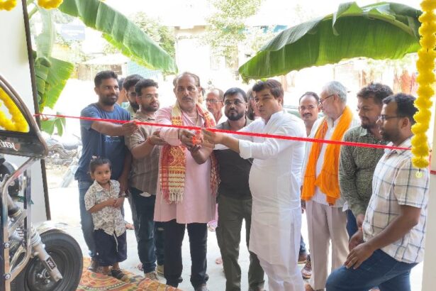 समस्तीपुर: हरपुर ऐलोथ में अत्याधुनिक ई-रिक्शा शोरूम का भव्य उद्घाटन, पर्यावरण अनुकूल परिवहन को मिलेगा बढ़ावा 3