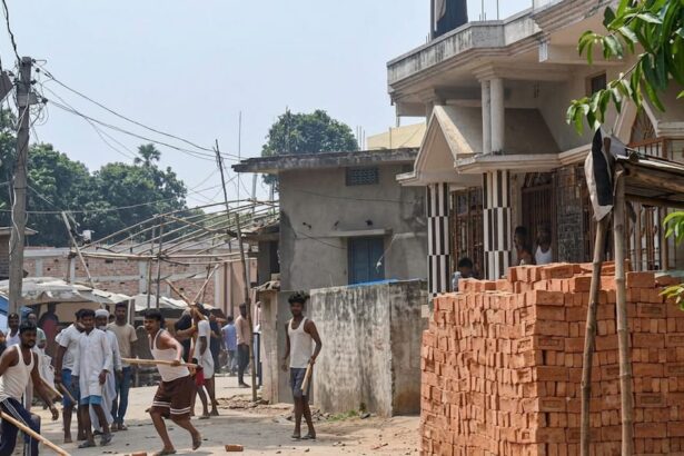 बेगूसराय में पानी के छींटे को लेकर दो समुदायों में हिंसक झड़प: ईंट-पत्थर चले, 6 घायल; 9 गिरफ्तार 3