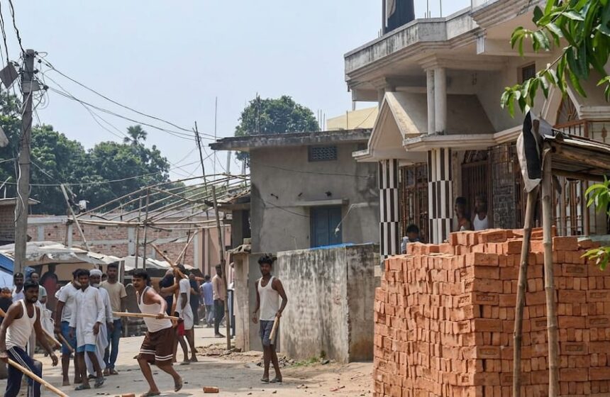 बेगूसराय में पानी के छींटे को लेकर दो समुदायों में हिंसक झड़प: ईंट-पत्थर चले, 6 घायल; 9 गिरफ्तार 1