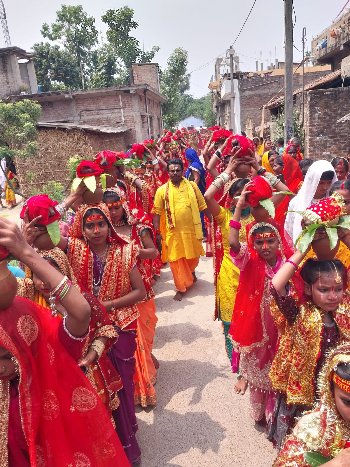 वीरपुर के पर्रा काली मंदिर में सात दिवसीय भागवत कथा को लेकर निकली भव्य कलश शोभायात्रा 3