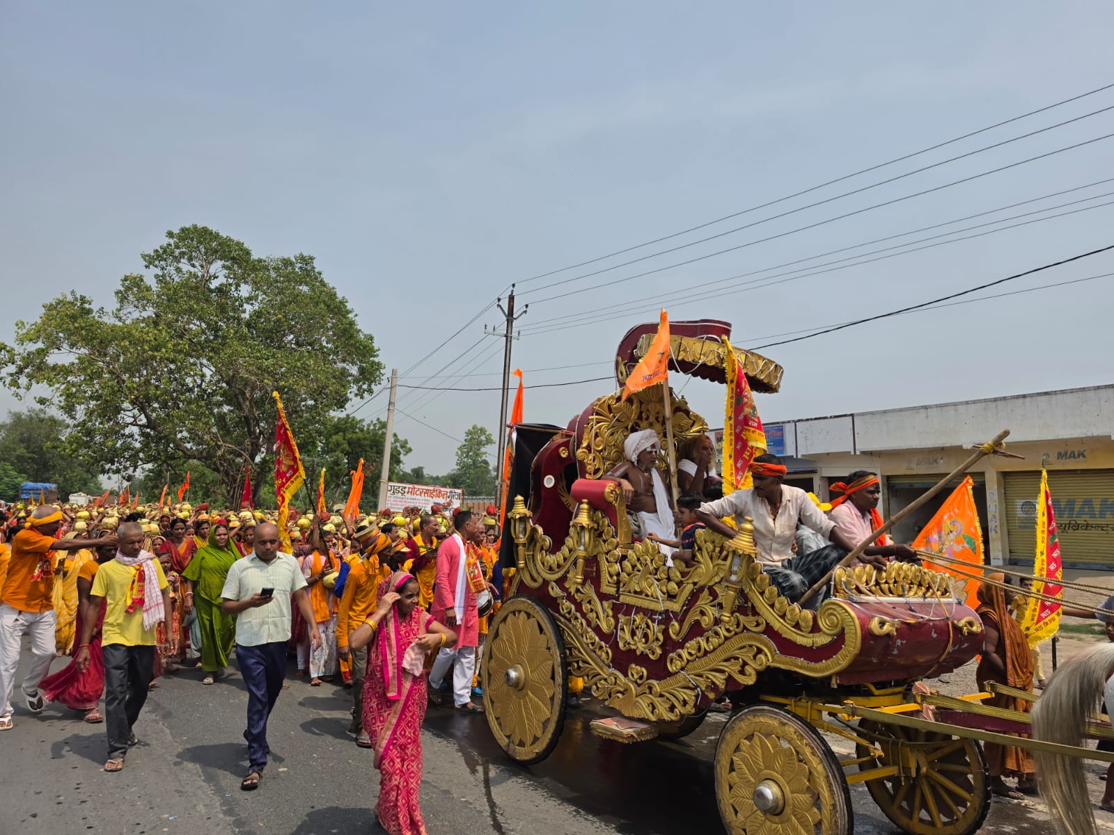 तेघरा में श्री राम जानकी राधा कृष्ण मंदिर से निकली भव्य कलश यात्रा 2