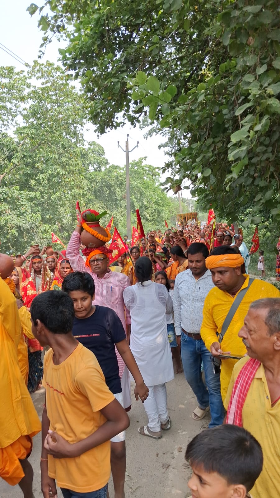 सिमरिया में शिव परिवार सह हनुमत प्राण-प्रतिष्ठा को लेकर निकाली कलश शोभायात्रा 1
