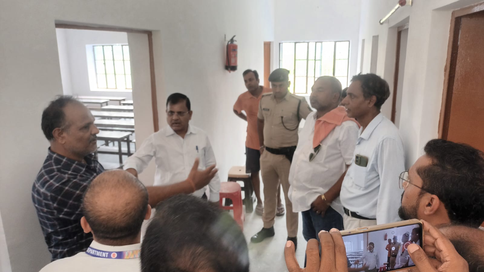 बेगूसराय जिलाधिकारी श्रीकांत शास्त्री ने वीरपुर डिग्री कॉलेज का किया औचक निरीक्षण  3