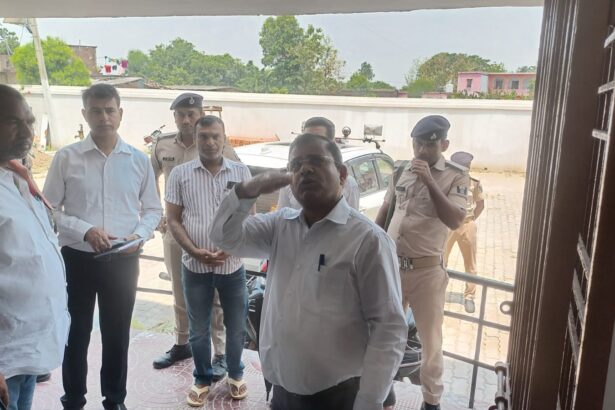 बेगूसराय जिलाधिकारी श्रीकांत शास्त्री ने वीरपुर डिग्री कॉलेज का किया औचक निरीक्षण  1
