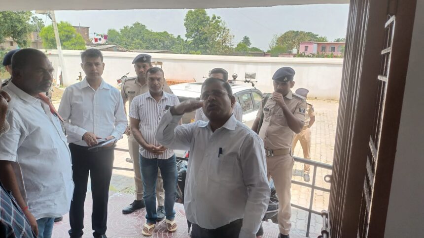 बेगूसराय जिलाधिकारी श्रीकांत शास्त्री ने वीरपुर डिग्री कॉलेज का किया औचक निरीक्षण  1